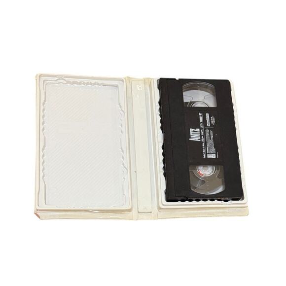 Lot of 3 VHS Tapes Antz Free Willy Shrek - Picture 7 of 9